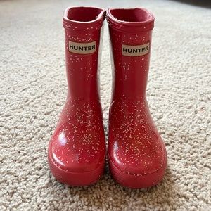 Toddler girls pink glitter Hunter boots.